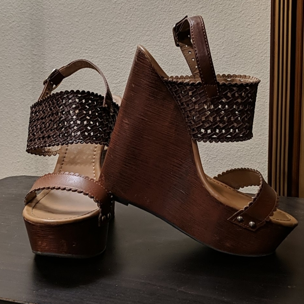 Soda Raised Brown Wedge